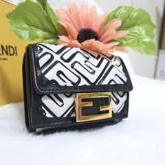 ✨極美品　希少カラー✨フェンディ　三つ折り　バゲット　エンボス　バイカラー