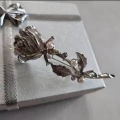 ゆ*ん様 【値下げ】【未使用】バラデザイン ブローチ パール付き