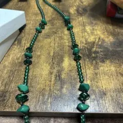 緑色ビーズ ロングネックレス
