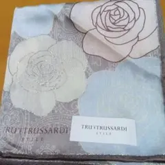 トラサルディ TRUSSARDI ハンカチ　スカーフ　新品　ローズ柄