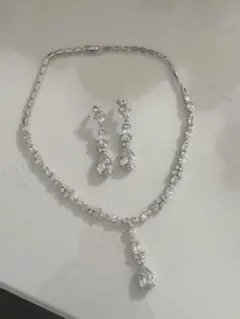 キュービックジルコニアを使用したネックレスとピアスのジュエリー
