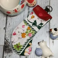 【ハンドメイド】リップクリームケース キーホルダー 猫のクリスマスブーツ型