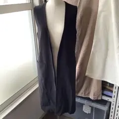黒のノースリーブロングベスト