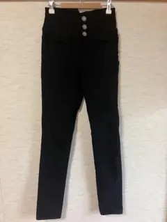 スキニーパンツ 黒 3つボタン付き