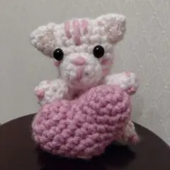 ハートを持つ猫のあみぐるみ