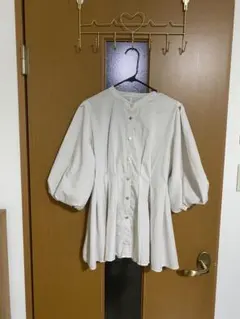 ペプラムデザインブラウス パフスリーブ ベージュ ホワイト 五分袖 フレアシャツ