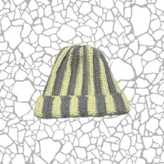 グレーとイエローのストライプニット帽