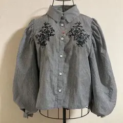【イング】（M）ギンガムチェック シャツブラウス フラワー刺繍 ぽわん袖