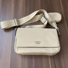 GUESS ベージュ ショルダーバッグ