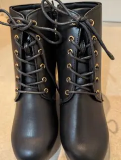 黒のレースアップブーツ