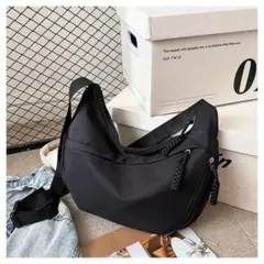 【新品】今季トレンド！軽量 三日月型ナイロンショルダーバッグ 黒