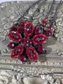 濃赤ビーズ　花形ネックレス