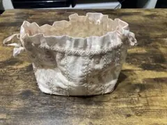 フリル付きピンク系布製ポーチ