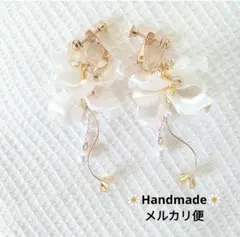 986.お花イヤリング✾匿名配送✾送料込み✾揺れるホワイトフラワー花弁パール