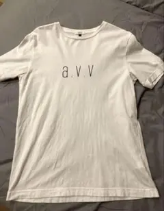 a.v.v アーヴェーヴェー　メンズTシャツ　ホワイト　白　シンプル　ロゴTのサムネイル