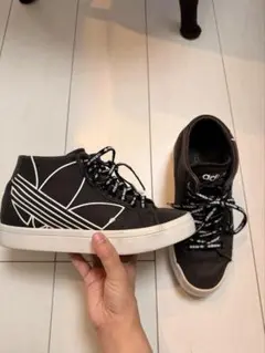 adidas ビッグロゴ ハイカットスニーカー ブラック - メルカリ