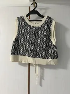 幾何学模様 ニットベスト 黒とアイボリー