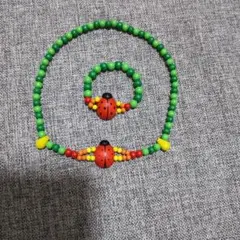 カラフルな木製ビーズ ネックレスとブレスレットセット