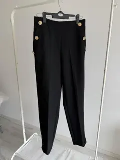 ZARA ゴールド調ボタン付き スラックスパンツ ブラック