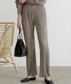 【Re：EDIT】【リエディ】グロッシーサテンランダムプリーツキックフレアパンツ