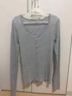 brandy melville ヘンリーネック 長袖カットソー ライトグレー