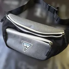 GUESS ボディバッグ・ウエストポーチ グレー・黒