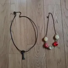 キャンディネックレスと革紐ペンダント