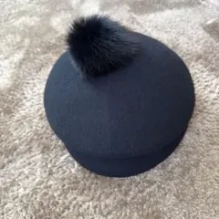 ポンポン付きブラックベレー帽