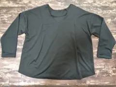 黒のVネック長袖トップス