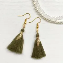 フェザーチャーム&カーキタッセルピアス　ハンドメイド