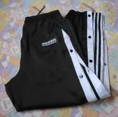 adidas サイドボタン付きトラックパンツ