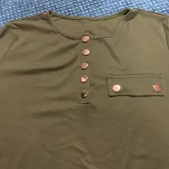 オリーブグリーン ボタン付きTシャツ
