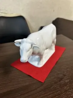 有田焼　白磁　牛の置物【勝山作】のサムネイル