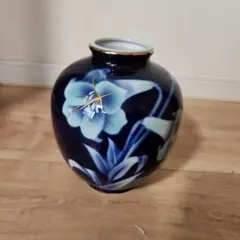 青い花柄の陶器花瓶