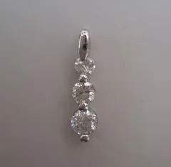 K18WG台 ダイヤモンド0.3ct スリーストーンペンダントヘッド - メルカリ