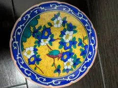 青い花と鳥の装飾の陶器小皿