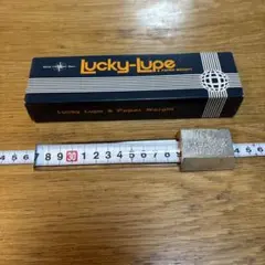 ルーペ機能と、ペーパーウェイトを兼ね備えた実用的な文房具です。