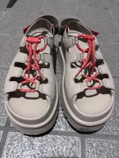UGG GoldenGlow Toggleサンダル 24cmのサムネイル