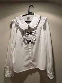 フリル付きホワイトシャツ