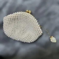 ホワイトパール　がま口　いちごチャーム付き