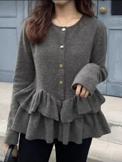 つ*こ様 【新品】値下げオークション！グレー 裾フリルニット