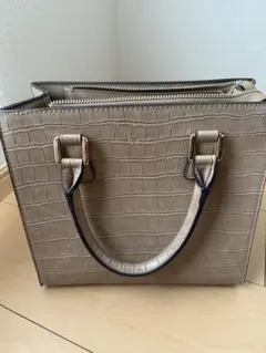 クロコダイル型押しハンドバッグ ベージュ