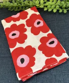 ☆新品☆オシャレな北欧花柄の手ぬぐい☆赤☆