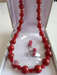 赤珊瑚ネックレスとイヤリングセット　ケース付