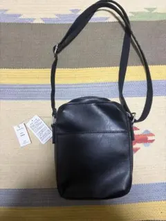 ブラック ショルダーバッグ attention