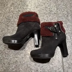 UGG ショートブーツ　ヒール　ブラック／ボルドー　23cmのサムネイル