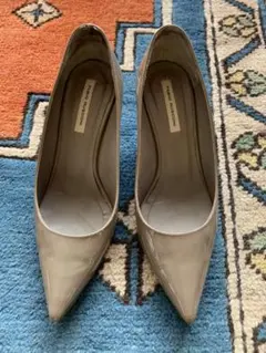 ファビオルスコーニのベージュのエナメルパンプス