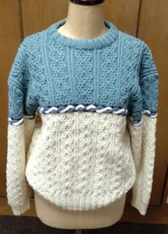 青と白の編み込みニットセーター