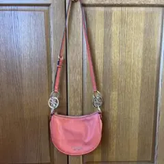 GUESSショルダーバッグ　オレンジ系　未使用