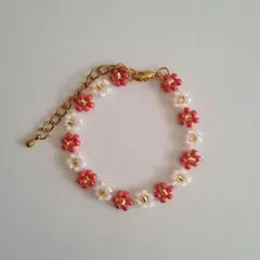 お花のビーズブレスレット　ハンドメイド　赤